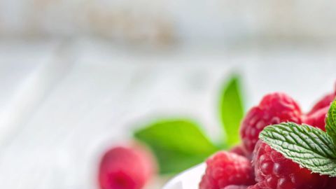 Las frambuesas son ricas en fibra y agua, dos elementos claves para mejorar la salud intestinal.