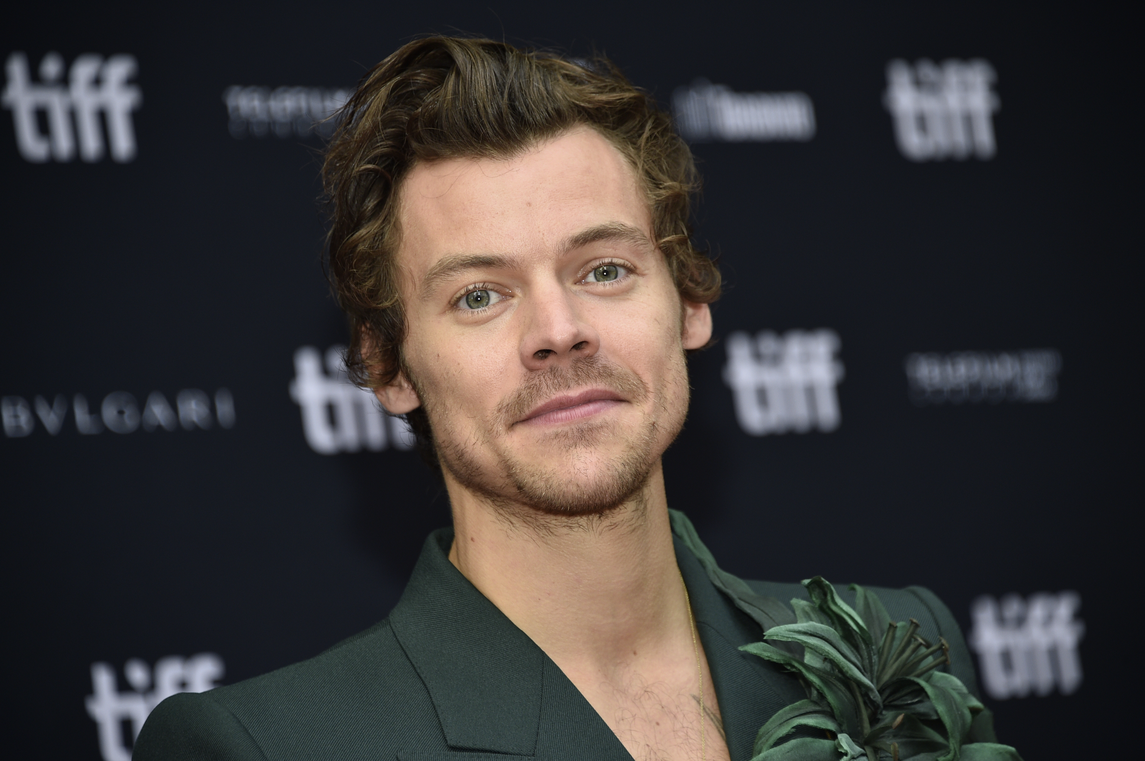 Harry Styles fue captado besándose con una misteriosa mujer en Glastonbury