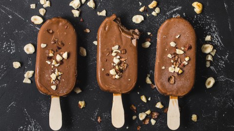 Con ingredientes saludables puedes hacer un helado bajo en azúcares.
