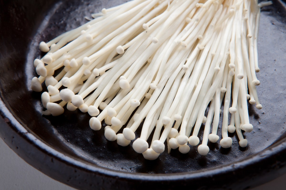 Retiran del mercado hongos aguja por riesgo de Listeria en Nueva York