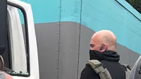 Habló estadounidense que exige $1 millón por arresto en redada migratoria en Los Ángeles