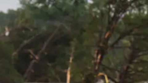 Leighton Sterling, una vecina de Kerrville, observa el desbordado río Guadalupe en Texas.