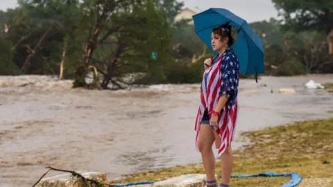 Leighton Sterling, una vecina de Kerrville, observa el desbordado río Guadalupe en Texas.
