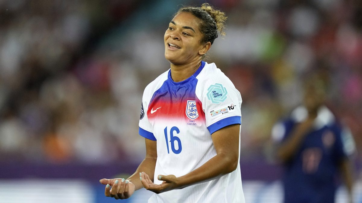Futbolista inglesa Jess Carter denuncia insultos racistas en sus redes sociales durante la Euro 2025