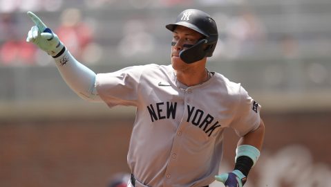 Aaron Judge celebra su jonrón ante los Atlanta Braves.
