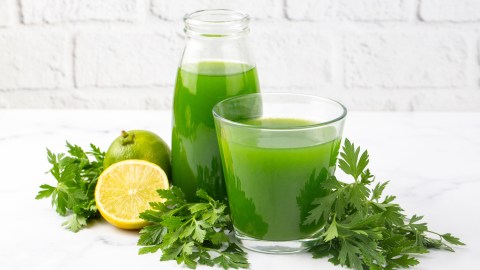 Aprovecha las propiedades del perejil con una receta de jugo verde.