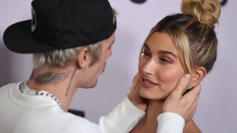 Justin y Hailey se robaron la atención del evento con sus muestras de cariño.