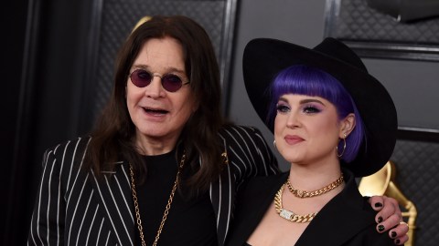 Ozzy Osbourne junto a su hija Kelly Osbourne en los premios Grammy.