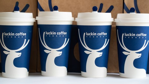 Luckin Coffee tiene una línea de bebidas “Refreshers" de colores vibrantes, espumas frías, jugos frutales y la leche de coco.