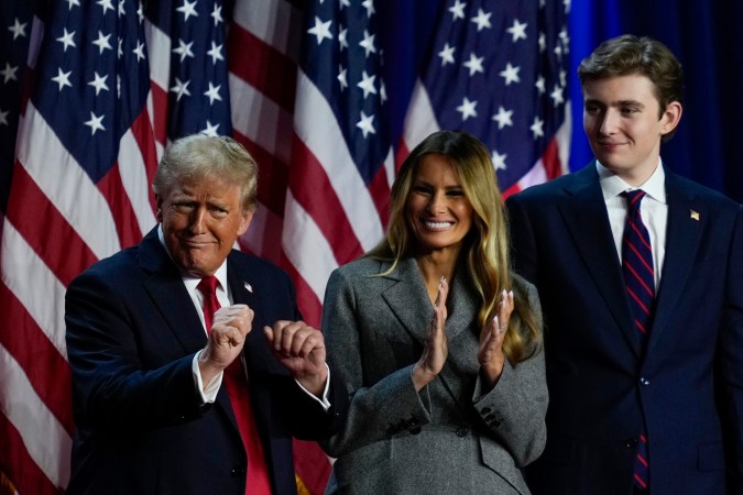¿Corte Suprema de EE.UU. ordenó la deportación de Melania y Barron Trump?