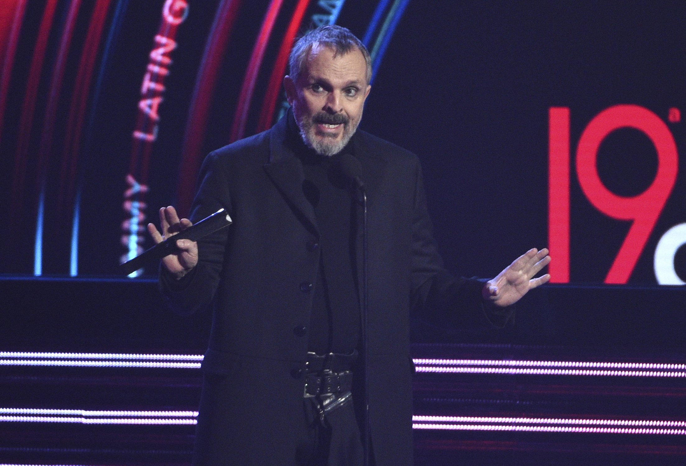 Miguel Bosé revela secreto de “Mi Pobre Secretaria”, canción que regresa a las listas de popularidad 40 años después