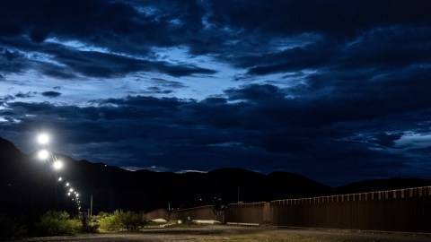 Hombre escaló el muro fronterizo: logró cruzar a Estados Unidos, pero regresó a México