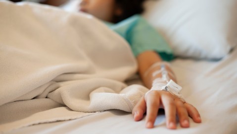 Niña sobreviviente de cáncer ruega que no deporten a su papá de EE.UU.
