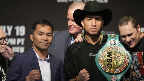 Manny Pacquiao junto a Mario Barrios en el careo oficial.