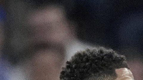 Thomas Partey disputa un balón con Jude Bellingham durante los cuartos de final de la Champions League entre el Real Madrid y el Arsenal.