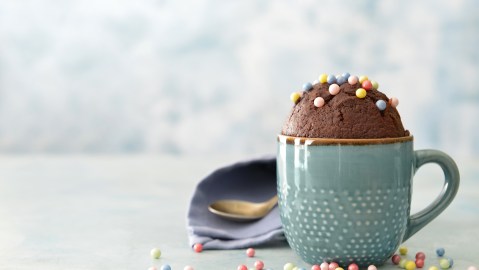 Conce el paso a paso de para hacer el pastel en taza.