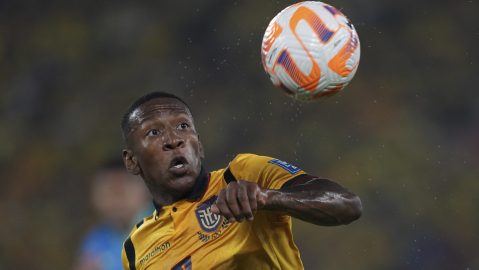 Pervis Estupiñán durante un partido entre Ecuador y Brasil por eliminatorias sudamericanas al Mundial.