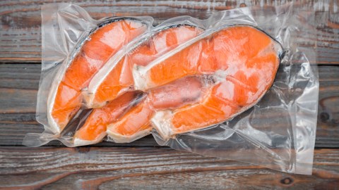 El pescado envasado al vacío puede generar contaminación con bacterias si no se descongela de forma correcta.