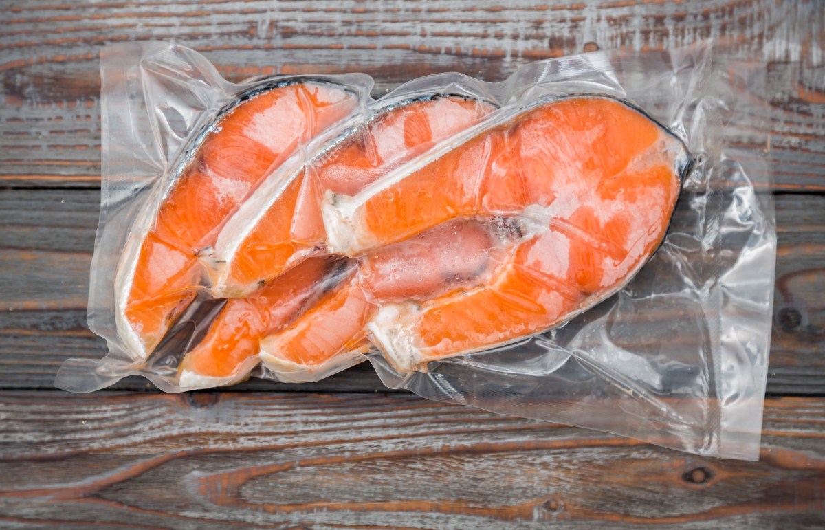 Descongela pescado envasado al vacío de forma segura con estos hacks