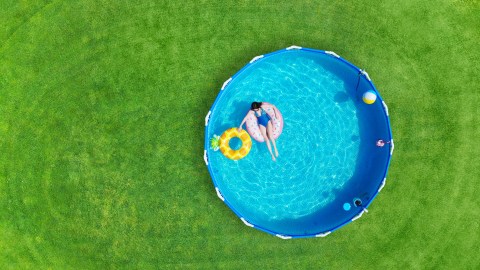 Con 10 pies de diámetro (120 pulgadas) y una altura de 30 pulgadas, la piscina cuenta con un sistema de estructura firme y sin movimientos durante el uso.