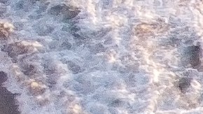 Orilla del agua en la playa de Clifton Fourth, ubicada en Ciudad del Cabo, Sudáfrica.