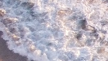 Orilla del agua en la playa de Clifton Fourth, ubicada en Ciudad del Cabo, Sudáfrica.