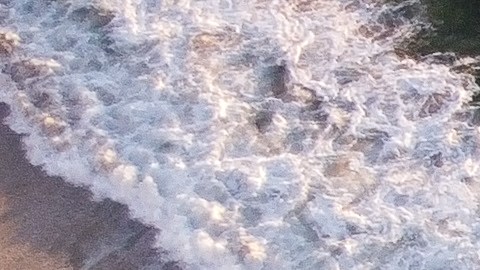 Orilla del agua en la playa de Clifton Fourth, ubicada en Ciudad del Cabo, Sudáfrica.