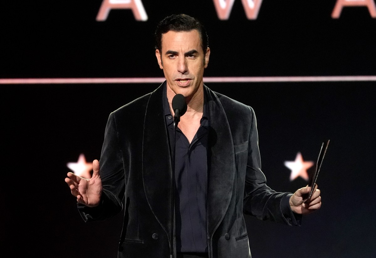 Sacha Baron Cohen sorprende con su físico para interpretar a Mefisto en 'Ironheart'