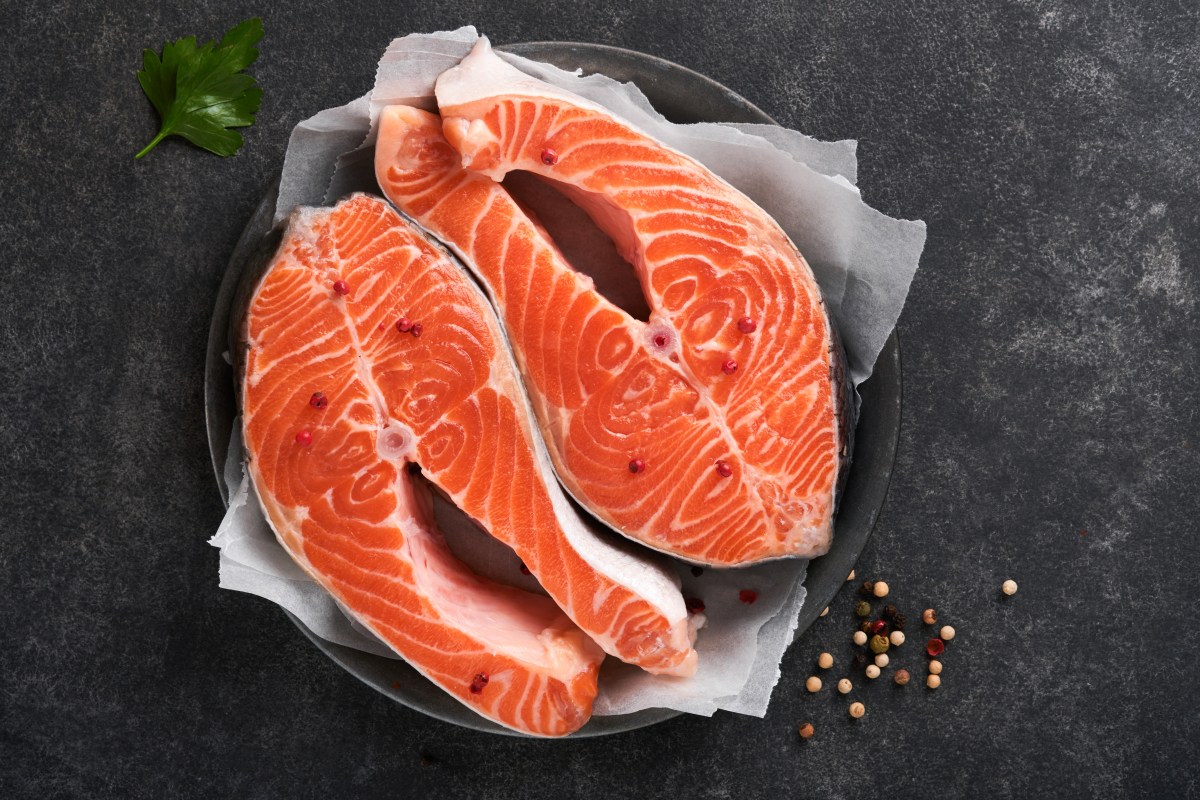 La sencilla regla 3-3-3 para cocinar salmón jugoso y lleno de sabor al instante