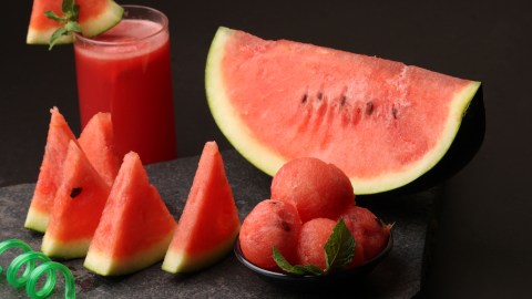 Las sandías son versátiles y hay múltiples recetas que puedes preparar este verano para mantenerte hidratado.
