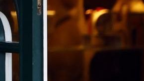 Jannik Sinner posa con el trofeo de campeón de Wimbledon.