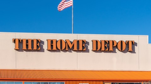 Lo detuvieron en un estacionamiento de Home Depot en Los Ángeles y ahora exige $1 millón de dólares a la administración Trump