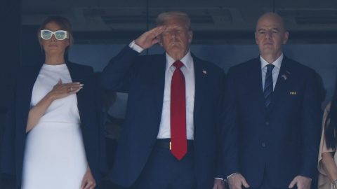 De izquierda a derecha: Melania Trump, Donald J. Trump y Gianni Infantino durante el himno nacional de Estados Unidos durante la final del Mundial de Clubes.
