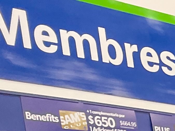 Hombre pagando en Walmart en cajas de autocobro