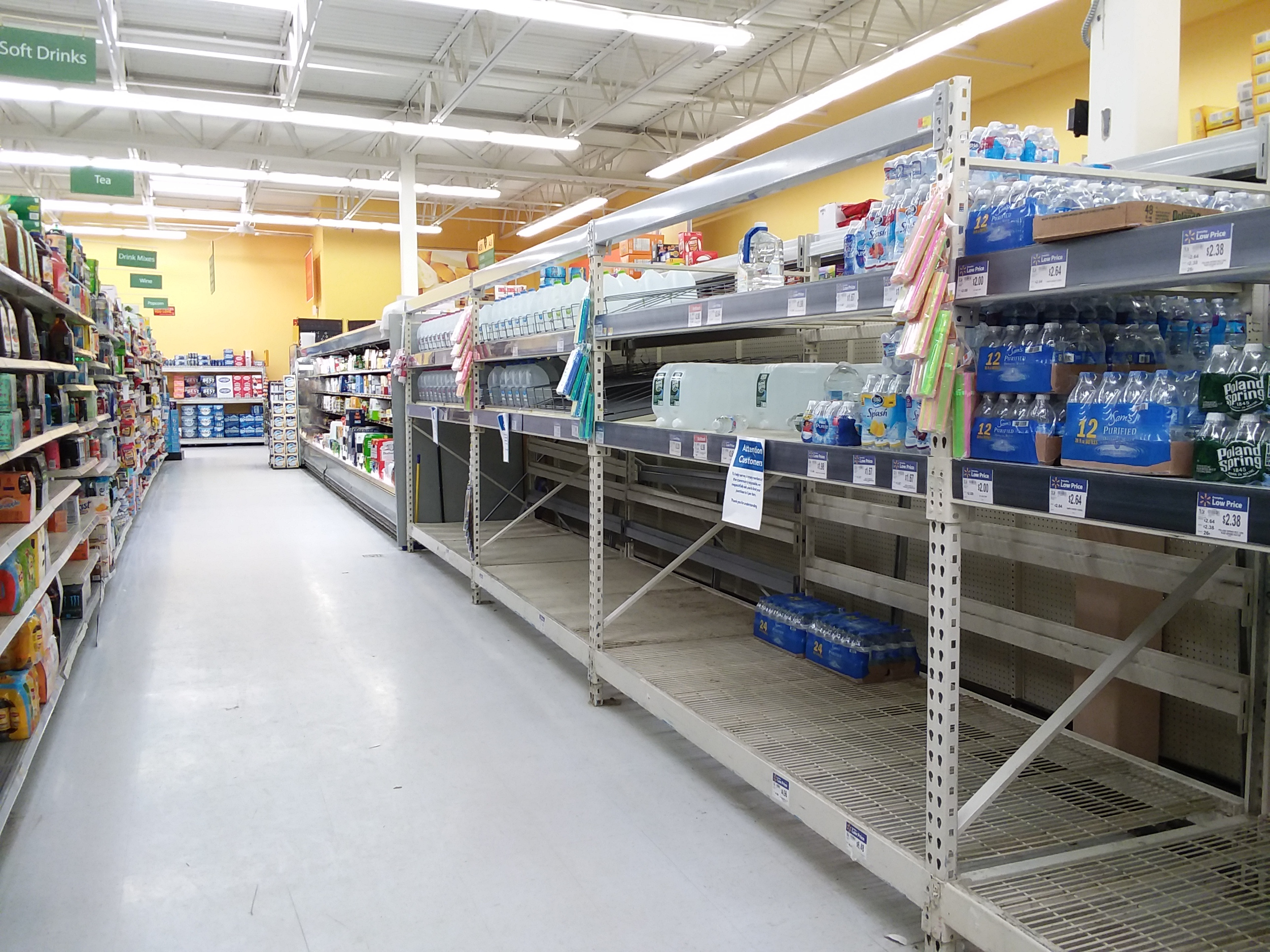 Walmart retira 850,000 botellas de agua por tapas que dejaron ciegas a dos personas