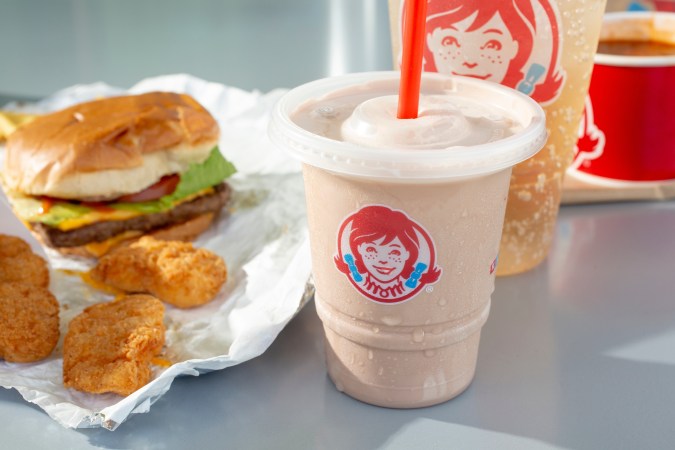 Según la revisión de World Atlas, un combo de Wendy´s supera las 2,000 calorías.