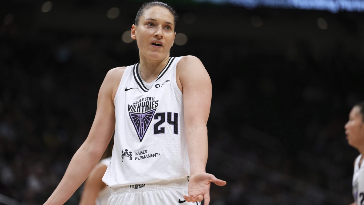 Un aficionado arrojó un juguete sexual a la cancha en medio de una juego de la WNBA (Video)