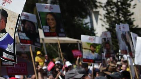 Imágenes de rehenes israelíes retenidos por Hamás en Gaza, colocados sobre una valla de alambre de púas durante una manifestación de familiares y simpatizantes que exigían un alto el fuego y un acuerdo para la liberación de los rehenes, frente al cuartel general militar de Kirya en Tel Aviv, Israel, el 2 de agosto de 2025.