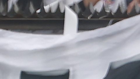 El partido entre Colo Colo y U de Chile se mantuvo detenido por varios minutos tras el incidente.