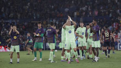 Jugadores del FC Barcelona festejan con los aficionados tras victoria ante Levante.