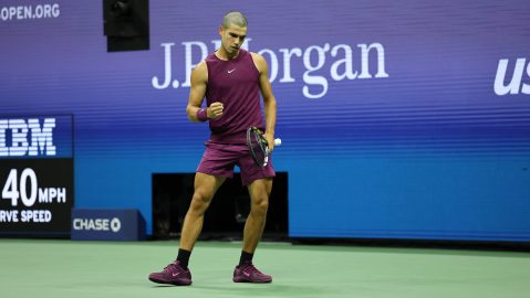 Carlos Alcaraz celebra un punto ante el estadounidense Reilly Opelka.