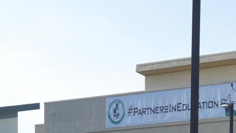 Fotografía que muestra un vehículo con un cartel de patrulla comunitaria este martes, en San Diego (Estados Unidos).