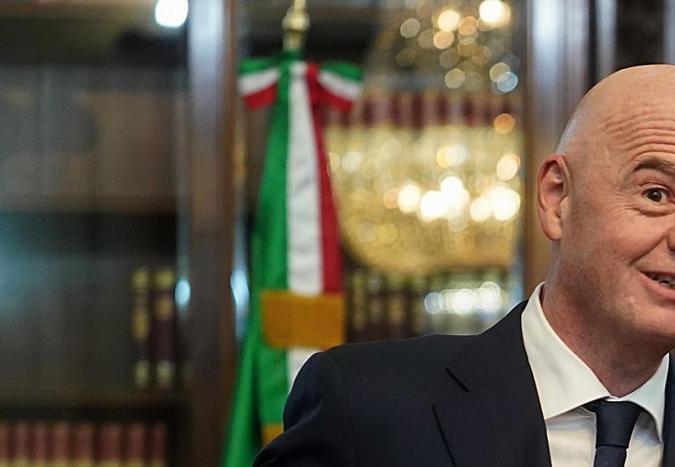 Gianni Infantino entregando el boleto a Claudia Sheinbaum.