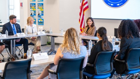 La gobernadora Hochul admite que será un proceso muy complicado tomando en cuenta los niveles de adicción a las plataformas sociales.