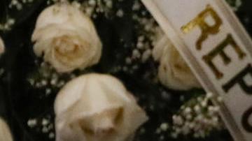 La esposa del fallecido senador y precandidato a la presidencia de Colombia Miguel Uribe Turbay, Claudia Tarazona, observa un retrato de Miguel este lunes, en el Salón Elíptico del Capitolio Nacional en Bogotá (Colombia).