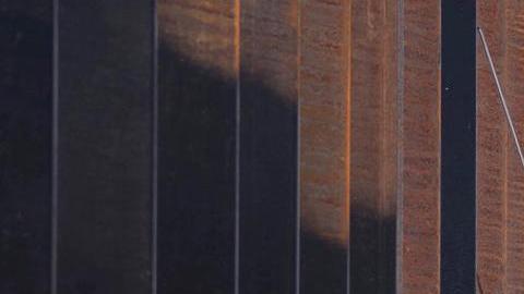 Fotografía tomada de la cuenta oficial de la red social X @Sec_Noem de la secretaria de Seguridad Nacional de Estados Unidos, Kristi Noem, que muestra a Noem (c) pintando el muro fronterizo entre Estados Unidos y México este martes, en Santa Teresa (Estados Unidos).