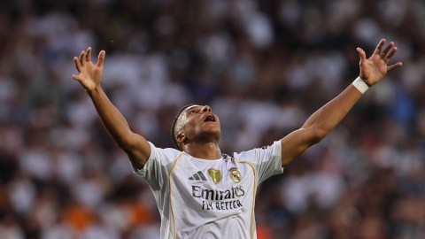 Kylian Mbappé celebra con la grada su segundo gol con el Real Madrid.