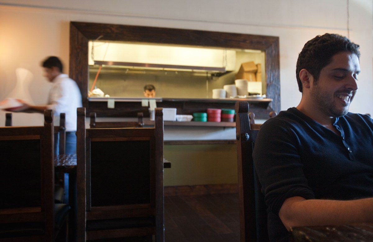 Miembros del sector de restaurantes lanzan campaña para permisos de trabajo a indocumentados que "cumplen la ley"