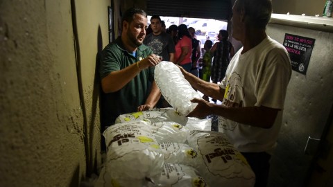 Residentes en San Juan, Puerto Rico sufren un apagón