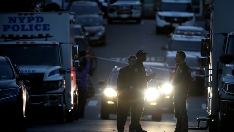 El NYPD ha abierto una investigación y su personal se encontraba dentro del establecimiento cerca de un charco de sangre y vidrios rotos.
